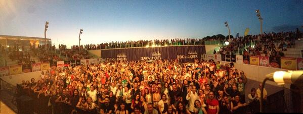 JotaAbril's tweet photo. Ahí va la foto del concierto de hoy! @ciudadraqueta @MikelErentxun @FundacionESV #DUNCANDHU http://t.co/ujkcHG2Df9