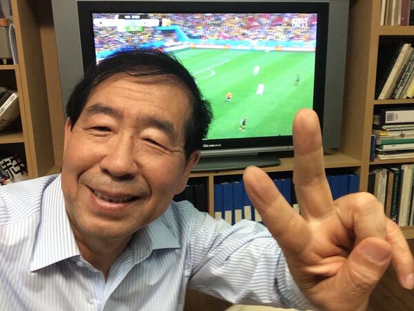 wonsoonpark's tweet photo. 우리 태극전사들이 기적을 일궈주기를! 대박아! 네도 일어나 응원하렴! http://t.co/Epo23DRIWP