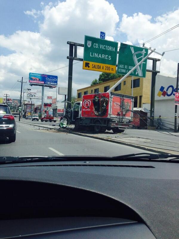 seguridadmtymx's tweet photo. Vialidad cerrada por la lateral de Garza Sada al Sur entre Plaza De Las Vizcaínas y San Francisco, por accidente vial http://t.co/T9HIK29B5F