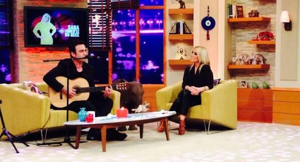 Muhteşem şarkılarıyla Kutsi, şu anda tv8'de Saba Tümer'in konuğu... <a href="/OfficialKutsi/">Kutsi</a>