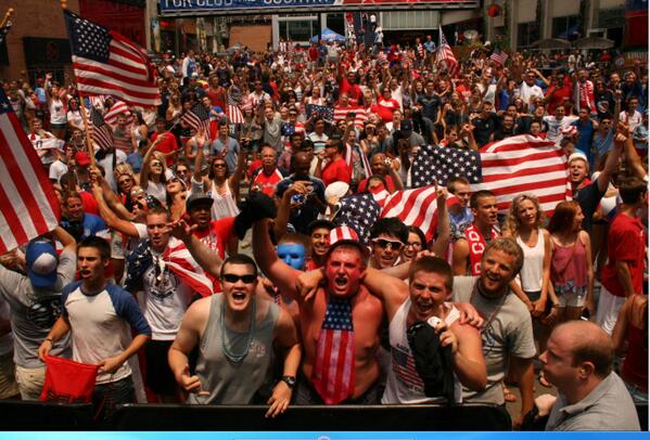 KCMattyD's tweet image. More great images from @KCPLDistrict #USMNT #WorldCup #USAvsGermany watch party -&amp;gt; kmbc.com/news/images-wo…