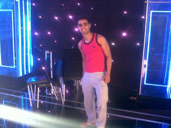 charlesramire11's tweet photo. Ensayando #YoSoyKids super cansadooo ☹ #DiaDeLocos http://t.co/TefvJVe6Rg