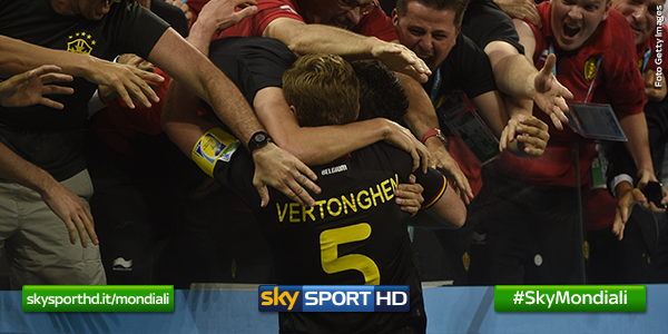 SkySport's tweet photo. Momento unico in #CoreaBelgio. #Vertonghen va ad abbracciare i suoi tifosi dopo il gol #SkyMondiali http://t.co/59tmpK1Tod