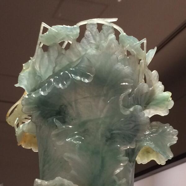松岡美術館で現在展示中の《翡翠白菜形花瓶》には、台北國立故宮博物院