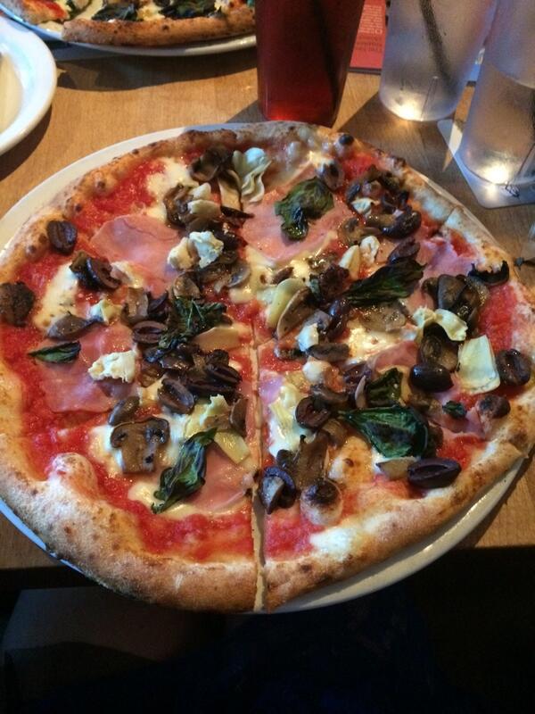 beckylgold's tweet photo. Nom noms @FamosoPizzeria http://t.co/4nVziBu6gb