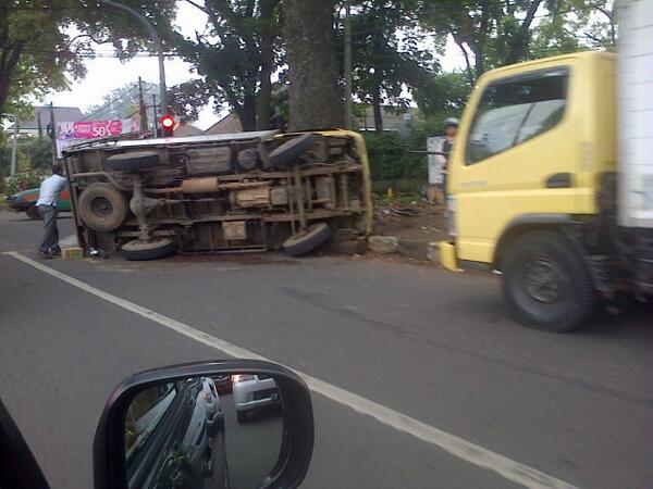 basuki_h's tweet photo. Kecelakaan di jl.cipaganti, samping RS Advent http://t.co/y8QpLGGxT8