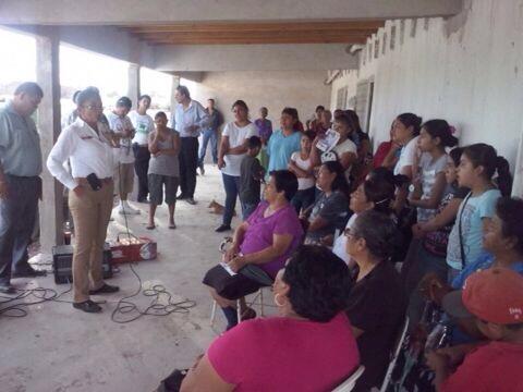 Anaisabelpri's tweet photo. La candidata amiga en flores magon en su recorrido por cada punto del distrito x @florrent #APASOFIRME http://t.co/xEldevvXJn
