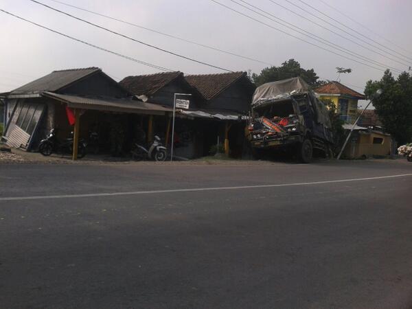 MbutRobby's tweet photo. @e100ss truk msuk ke rumah warga di daerah kedamean gresik.. blm d evakuasi dan tdk ada petugas. http://t.co/rVijKywi6R