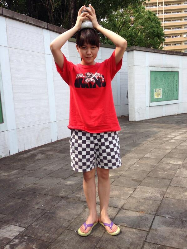 映画 味園ユニバース 二階堂さんの衣裳その２ 暑いので氷嚢を頭に乗っけてます ここまで赤が似合うと カープファンの僕の願望としては今流行りのカープ女子になってもらいたい タマ男 味園ユニバース 二階堂ふみ Http T Co Ltwapsh1oz