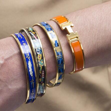 bellabag's tweet photo. MT @CssndraCnnrs: #HermesBangles + #HermesClicClacs #vintagehermes #hermesbracelets http://t.co/KwsQEa8tHB http://t.co/sGQzwTwatt
