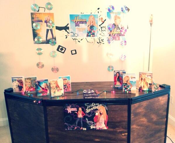 NoahWilsonLive's tweet photo. Tomorrow on #NoahShow pop teen star #HannahMontana chats with Noah &amp; performs! Our studio look for Hannah: http://t.co/F4TC5T9cjs