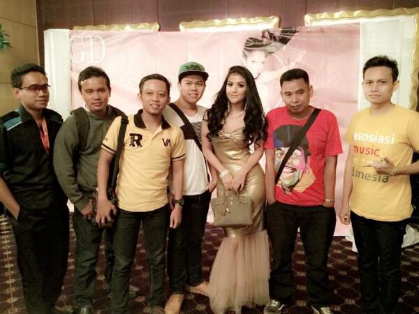 Fans nih sama teteh <a href="/ginayoubi/">gina youbi</a> heeiiiyyy