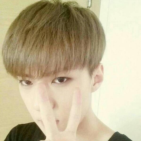 BUBBLETEAHOLIC's tweet image. แฟนบอกว่ารูปที่น้องฮุนถ่ายลงไอจีล่าสุด น่าจะถ่ายในห้องของน้อง เพราะประตูด้านหลังเป็นแบบเดียวกับที่ซูโฮ -c- 吴世勋韩网资源翻译博