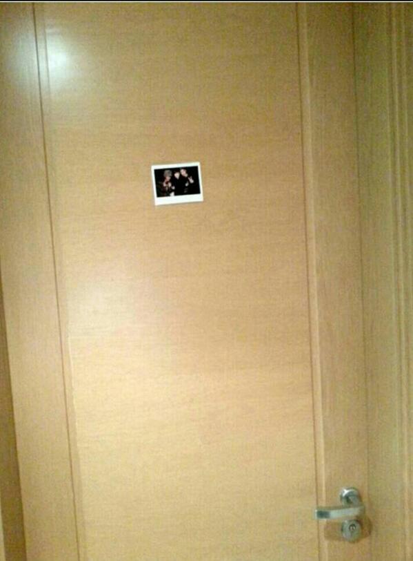 BUBBLETEAHOLIC's tweet image. แฟนบอกว่ารูปที่น้องฮุนถ่ายลงไอจีล่าสุด น่าจะถ่ายในห้องของน้อง เพราะประตูด้านหลังเป็นแบบเดียวกับที่ซูโฮ -c- 吴世勋韩网资源翻译博