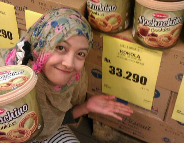 <a href="/Villa_Bdg/">Villa & Bandung Tour</a> udh follow <a href="/biskuit_kokola/">biskuitkokola</a>? yu ikut kontes #SelfieBiskuitKokolaHalal ky aku ini >  hadiahnya TOPBGT✓435