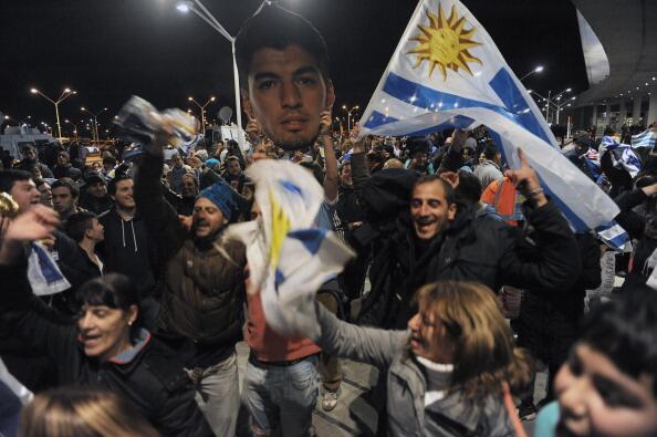 Footballogue's tweet image. [#CM2014] Luis Suarez est attendu à l'aéroport de Carrasco comme un vrai héro !