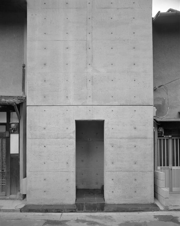 埼玉県立近代美術館 安藤忠雄 戦後日本住宅伝説 展の作品紹介 写真は安藤忠雄 住吉の長屋 1976年 撮影 新建築社写真部 です 三軒長屋の真ん中にコンクリートの箱を挿入したような佇まいで 部屋間の移動には必ず中央部の中庭を通る構造になっ