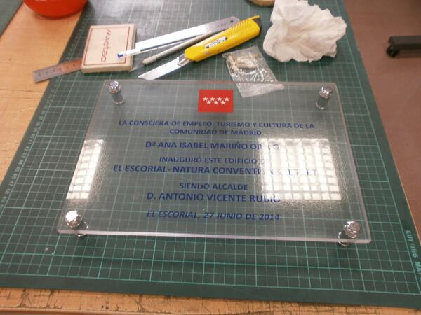 Placa de metacrilato A4. Sólo 124 € Con anclajes, lista para colocar.