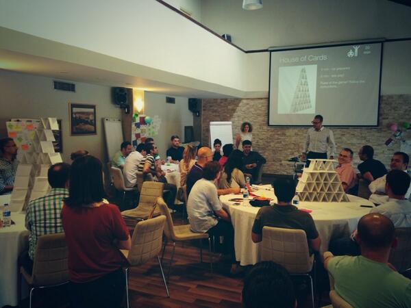 AcmAgile's tweet image. Eglenceli oyunun ardindan, Vodafone&apos;dan egitim katilimcilarimizla durum degerlendirmesi yapiyoruz. #agilegame #agile