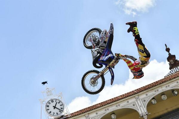 theracemode's tweet image. @xfighters what in sx side? UFO in the sky? No...Its a bull in the sky #aliensecrets