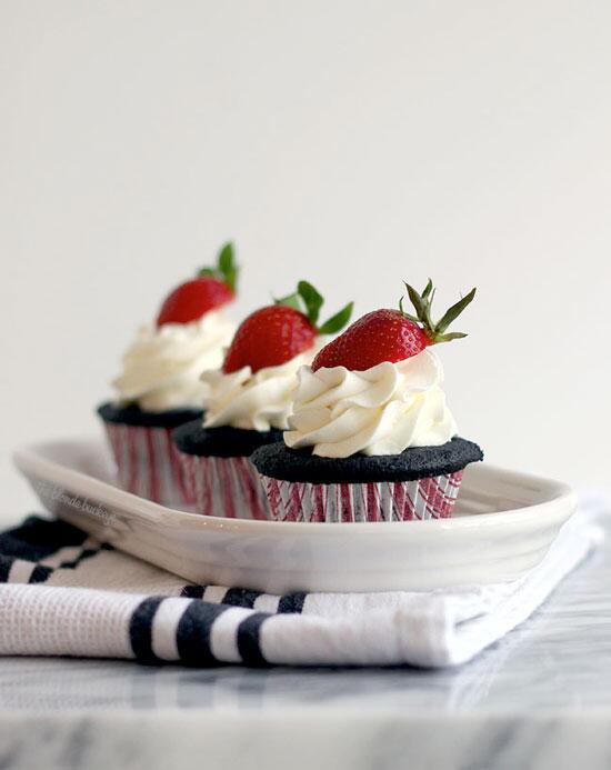 BLUE Velvet Cupcakes with Marshmallow Frosting .. a little blue velvet sugar cloud! #baking thecupcakedailyblog.com/blue-velvet-cu…