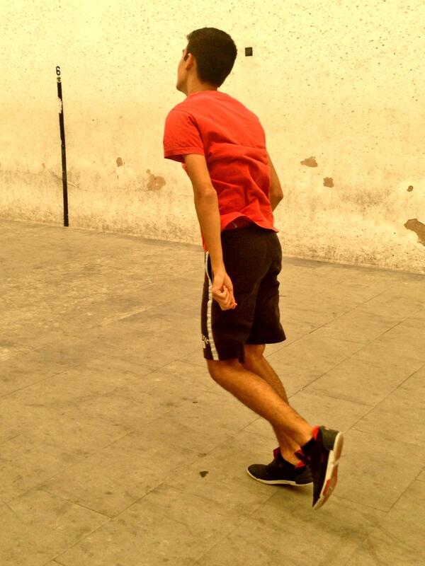 Penalba8's tweet photo. Sesión con el #pelotari de @CPVmanises @jaumecblasco #atope #PilotaValenciana 😊👍💪🏃⬆️ http://t.co/vs2YTVIDN7