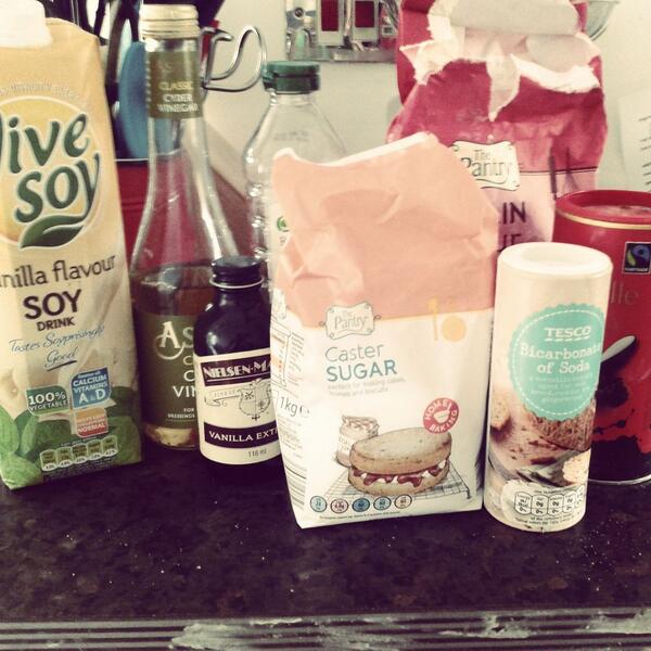 Hangrid_'s tweet photo. #vegan cupcakes.  So simple to make, I'm going to be the illusive fat vegan. http://t.co/QO6TwV13BJ