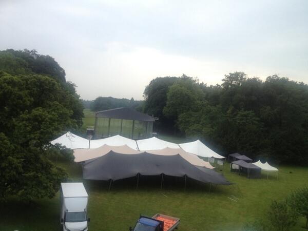 Laat de regen maar komen zondag. Iedereen droog. 950 m paraplu #lauswoltzomerconcert <a href="/Lauswolt/">Lauswolt</a> <a href="/hetNNOnu/">Noord Nederlands Orkest</a> #mooidak