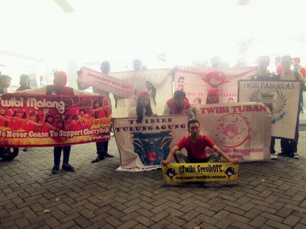 waktu di malang kemarin... at indomaret plus. yeaa. see u again ceman-ceman :b