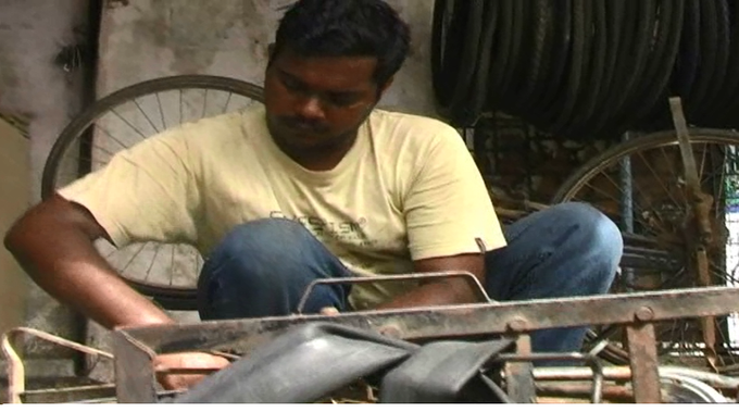 Cycle Puncture Mechanic Varun Baranwal Became IAS Officer