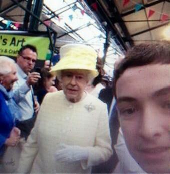 Goukjeeee's tweet photo. @xjaniquezomer hahaha je bedoelt zulke selfies want ik durf geen mensen aan te spreken (queen elizabeth) http://t.co/JW0UxDRG5u