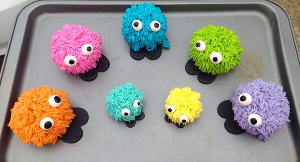 Monster Cupcakes!!  sweethippos.com #rawr!