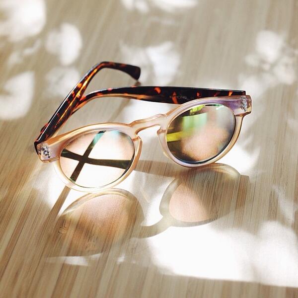 Freshlabels's tweet image. Zrcadlo, zrcadlo, kdo je na světě nejstylovější? Co třeba #komono clement gold tortoise? bit.ly/komono-sunnies