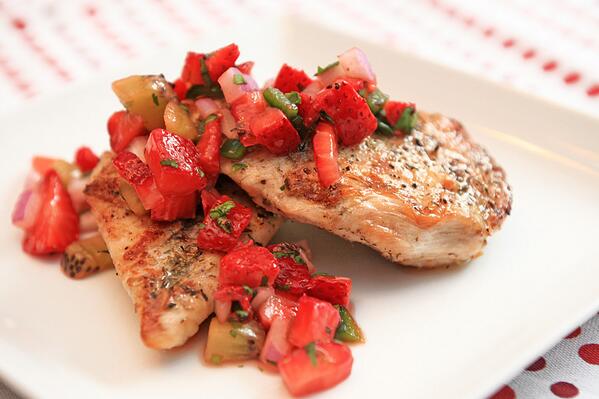 CookingShorts's tweet photo. Herb Chicken w/ Strawberry Salsa (strange sounding, but delicious!) http://t.co/PnsAS2fuYA #recipeoftheday http://t.co/YZpbCCtPWF