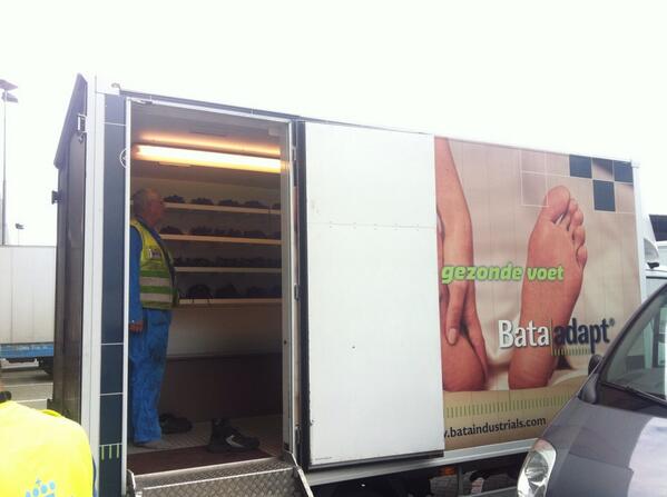 #schoenen aanmeten bij #klm cargo.Goed opmeten voorkomt voetproblemen. #giebels in samenwerking met #bata industrials