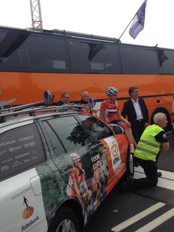KNWU's tweet photo. Voor de Dag van de Wielersport houden we een fotoshoot met diverse betrokkenen uit de wielerwereld. #dvdws http://t.co/dntGH7dkBy