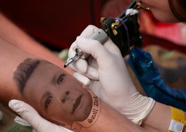 Emileefacts's tweet photo. Emilee ripped of her Tom tattoo and got this one... http://t.co/oevKTEE9Wy