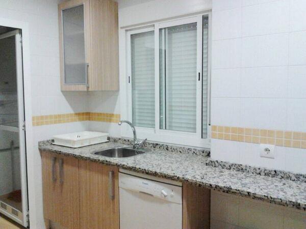 Piso_Estudiant's tweet photo. Alquilo piso de estudiantes.Cocina (vitrocerámica, frigorífico, microondas y lavavajillas) Más info md RT http://t.co/BqVV9fnbV2