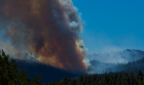 JUSTHELICOPTERS's tweet image. Whoa RT @pjbreenphoto: A helicopter battles the #SanJuanFire near Vernon. You can see just how big the plume is...