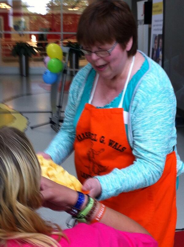 Van alle markten thuis. Cliënten van <a href="/DeWaerden/">communicatie</a> liepen stage op de markt en delen kaas uit #goudenprokkel