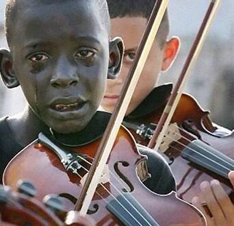 sabiastuque_'s tweet photo. Niño tocando violín en funeral de su profesor. Su profesor le ayudo a huir de violencia y pobreza a través de música http://t.co/ucB6z5FYvF