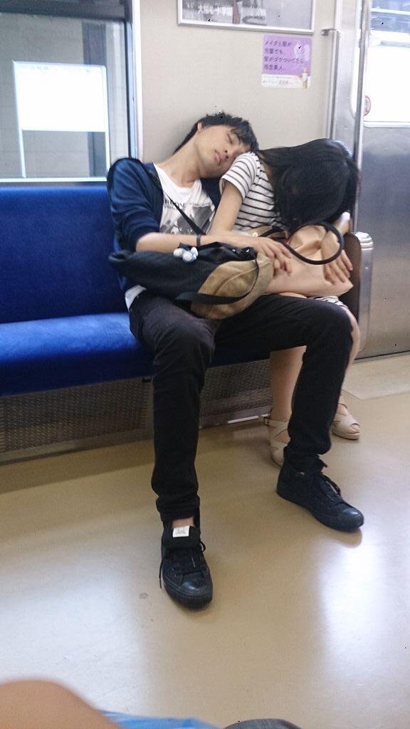 りっくん Auf Twitter 本日16時頃 電車に乗り込もうとしたら 扉の外から カップルが寄り添って寝ているのを 確認したので 乗車して10秒で写メりました なんとなく3分後もう1枚写メりました また2分後 隣のおっさんの靴下キモかったので 写メりました Http T Co