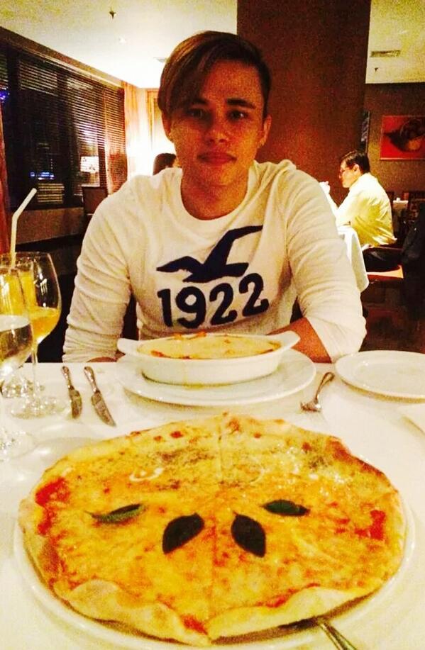 biggel2013's tweet photo. naun s kahit malayo ksama q kau hehehe @BiggelNATICS salamat sa pagalala po http://t.co/00ybpVGSWS
