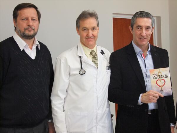SaludAdventista's tweet photo. "@PuiggariSAP: MInistro Salud de prov Corrientes, Dr. Julián Dindart recibe "La única Esperanza" en su visita al SAP http://t.co/hQwTBHZ4C6"