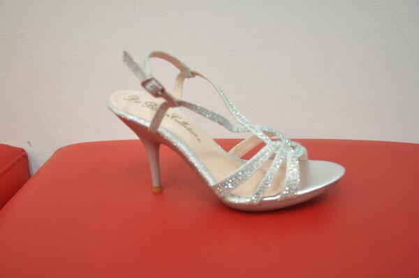 Completa tu look con este estilo 'strappy' y brillo que puedes encontrar en tu tienda Di Morini favorita. #Shoelover