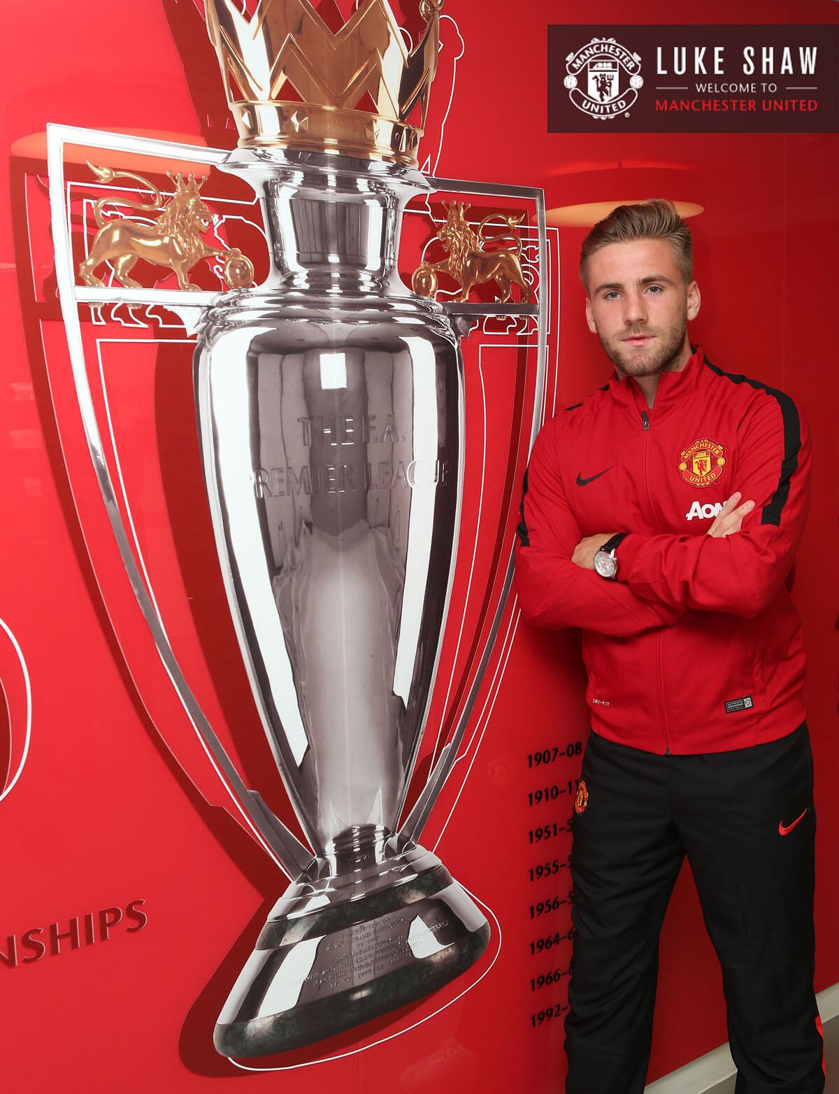 Luke Shaw Manchester United'ın Şampiyonlar Ligi Kupası Fotoğrafının Yanında Poz Veriyor