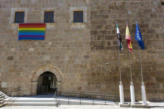 el_pais's tweet photo. Monago, presidente de @G_Extremadura, cuelga la bandera #LGTB en la ventana de su despacho http://t.co/MClgmt7j6d http://t.co/RnZ72m383l