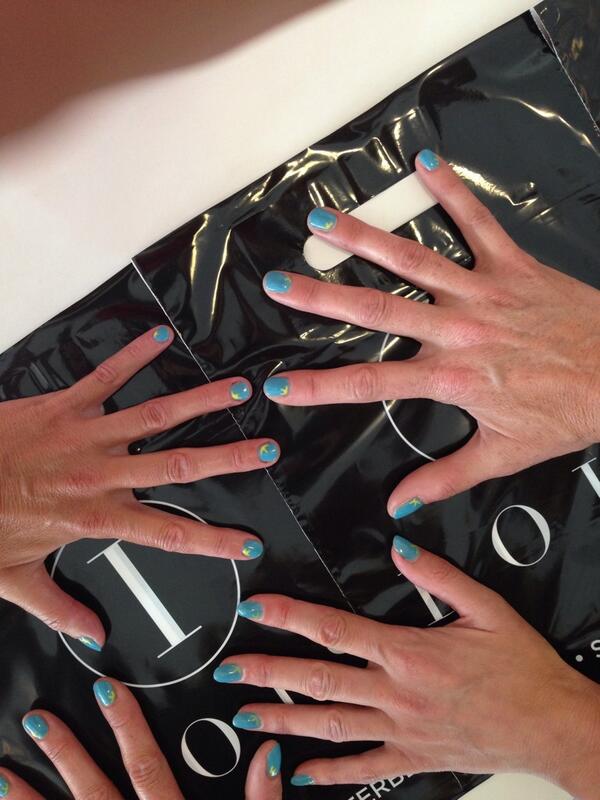 DieuwkeBiesma's tweet photo. @karincramer @JohannaMesschen Dat was leuk @LoisTreatStore voor gelnagels in @homeride kleuren! http://t.co/0RiOFzak3V