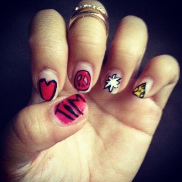 sharmilaa93's tweet photo. Almost an hour creating these @Traphik !! #LovePeaceSkeetCheese #brixtontonight xxx http://t.co/8QDFPqW5jq