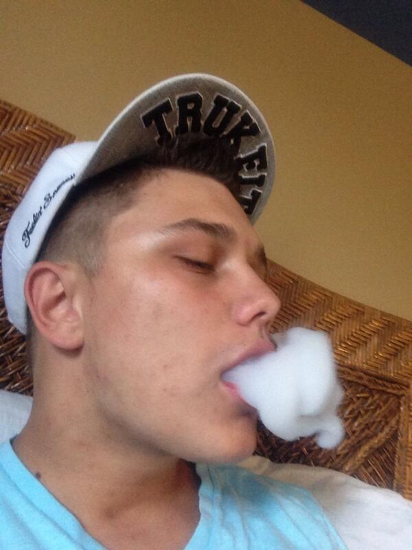 Dj2une's tweet image. Smoke of the day #trukfit #vape #protank3 #ymcmb